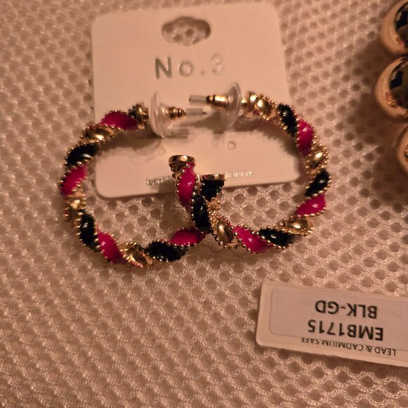 3 piece set-large gold bead bracelet, 2 pairs of fun earrings, new from Market - Picture 2 of 5